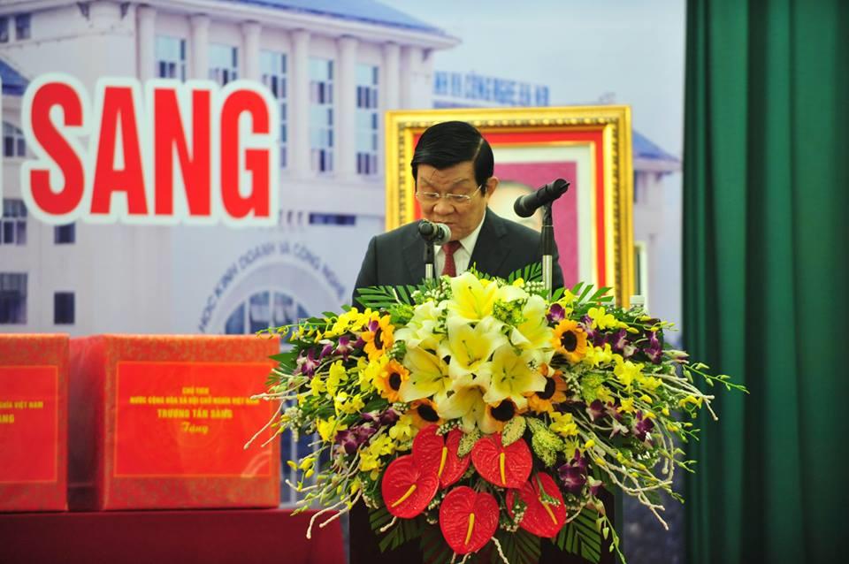 Loạt ảnh Chủ tịch nước Trương Tấn Sang tới thăm và làm việc tại trường Kinh doanh Công nghệ Hà Nội 19
