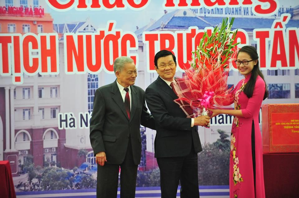 Loạt ảnh Chủ tịch nước Trương Tấn Sang tới thăm và làm việc tại trường Kinh doanh Công nghệ Hà Nội 20