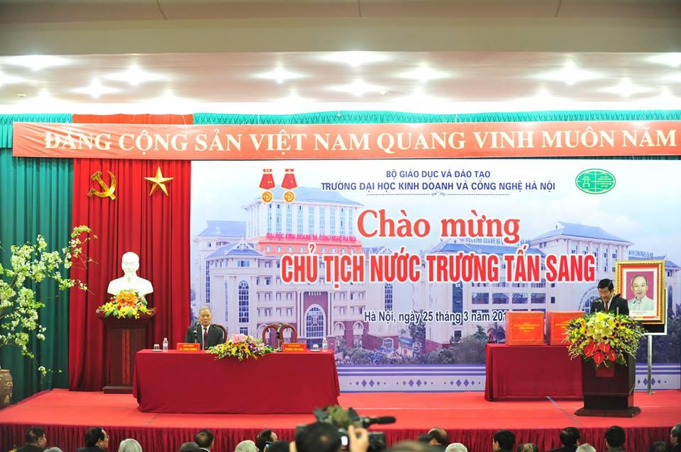 Loạt ảnh Chủ tịch nước Trương Tấn Sang tới thăm và làm việc tại trường Kinh doanh Công nghệ Hà Nội 22