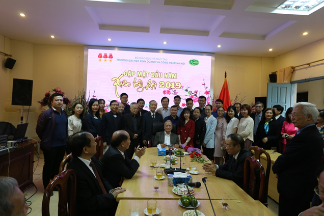 Ban Giám hiệu Trường ĐH Kinh doanh và Công nghệ Hà Nội gặp mặt cán bộ đầu xuân năm 2019 4