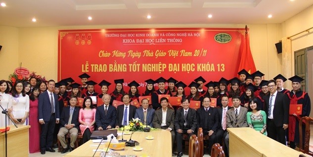 Lễ trao Bằng tốt nghiệp Đại học chính quy cho sinh viên Đại học liên thông chính quy (Khóa 13) nhân dịp Kỷ niệm 35 năm ngày Nhà giáo Việt Nam 20 - 11 1